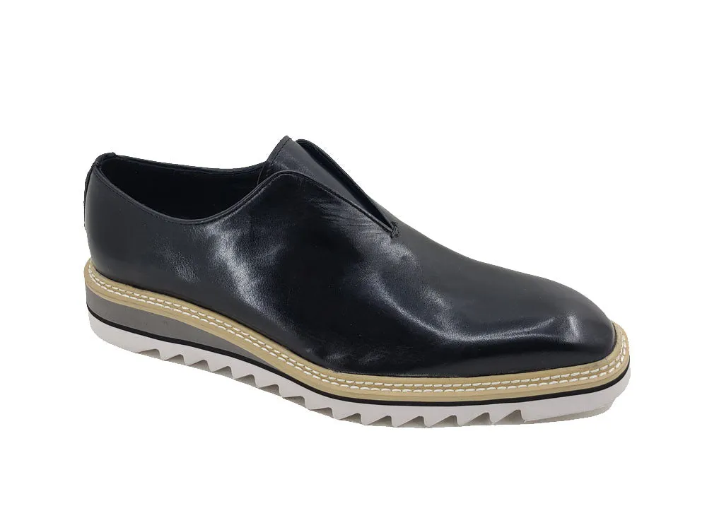 Laceless Loafer with Contrast color lightweight sole