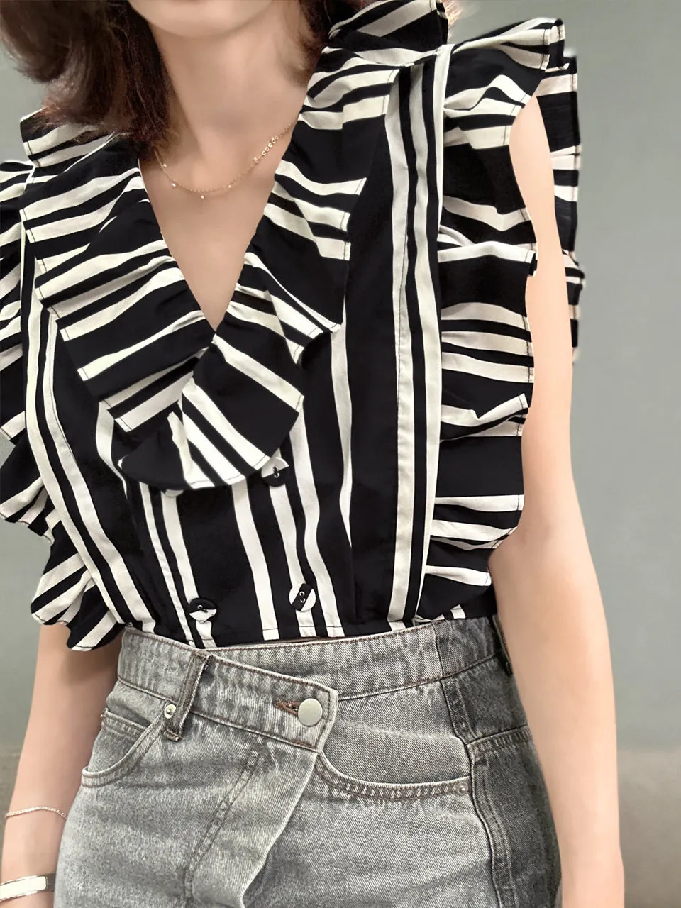 Mono Stripes Double Breasted Ruffles V-neck Crop Top